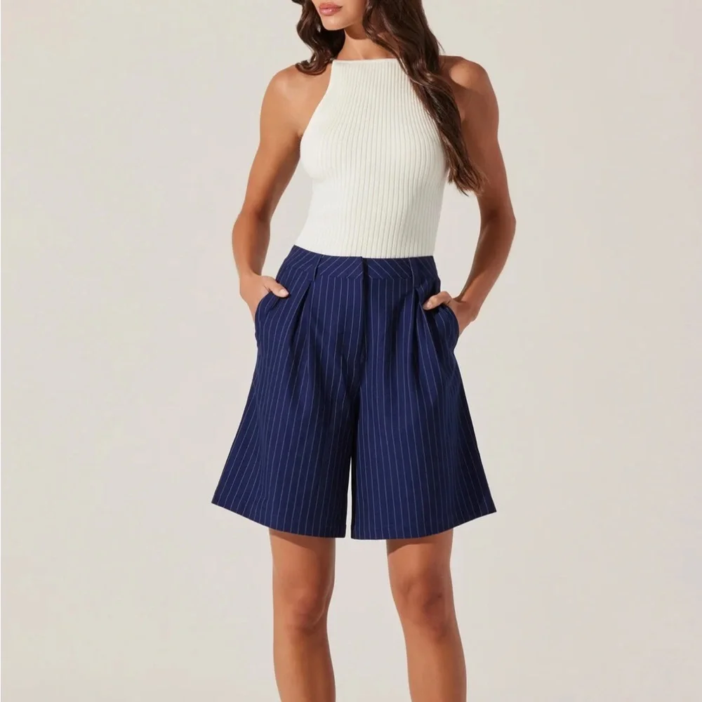 ASTR Tailored Pinstripe Bermuda Capri Woven Shorts in Navy Stripe Size Large